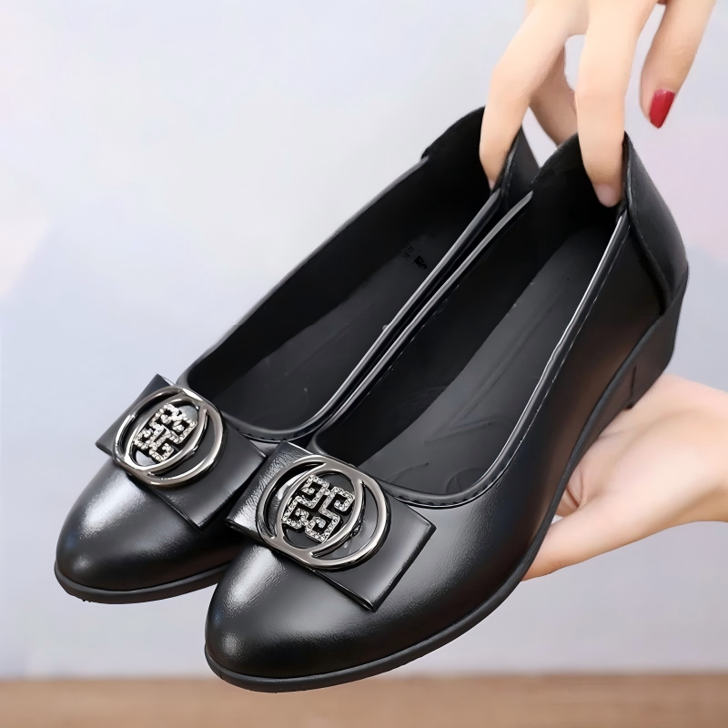 Sepatu Wanita Wedges Hitam Kilap Hiasan Kancing Logam Nyaman