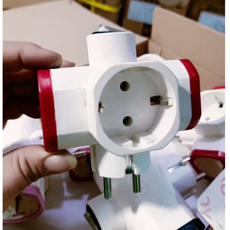 STEKER T CABANG 3 ARAH SWITHC /LOYAL COLOKAN T CABANG 3 ARAH SWITCH ON OF/PIN KUNINGAN SNI