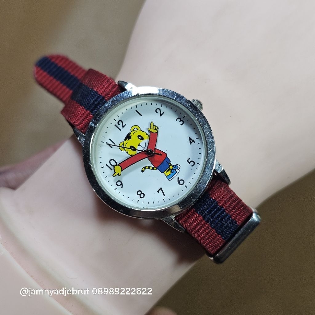 Jam Shimajiro Detik Unik Silver White Vintage Bekas