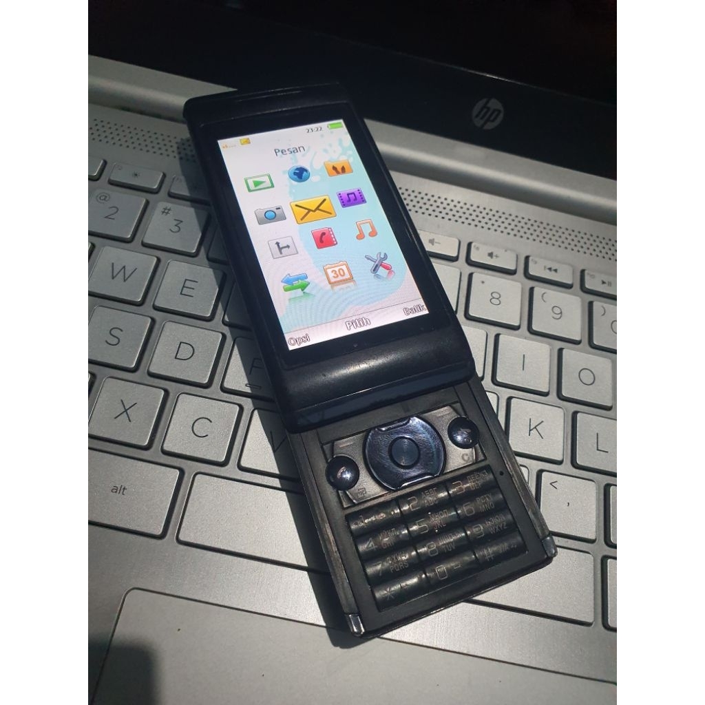 Sony Ericsson Aino U10i warna hitam