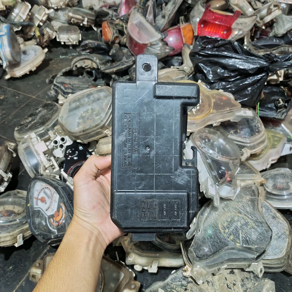 COVER BOX AKI TUTUP AKI BAGIAN DALAM HONDA VARIO 125 VARIO 150 ORIGINAL