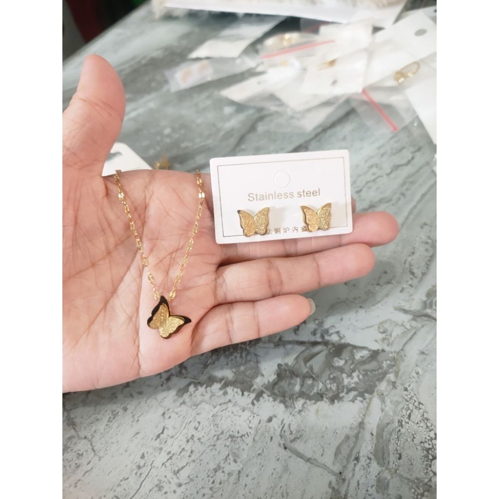 titanium set kalung kupu" emas dan anting kupu" asli titanium
