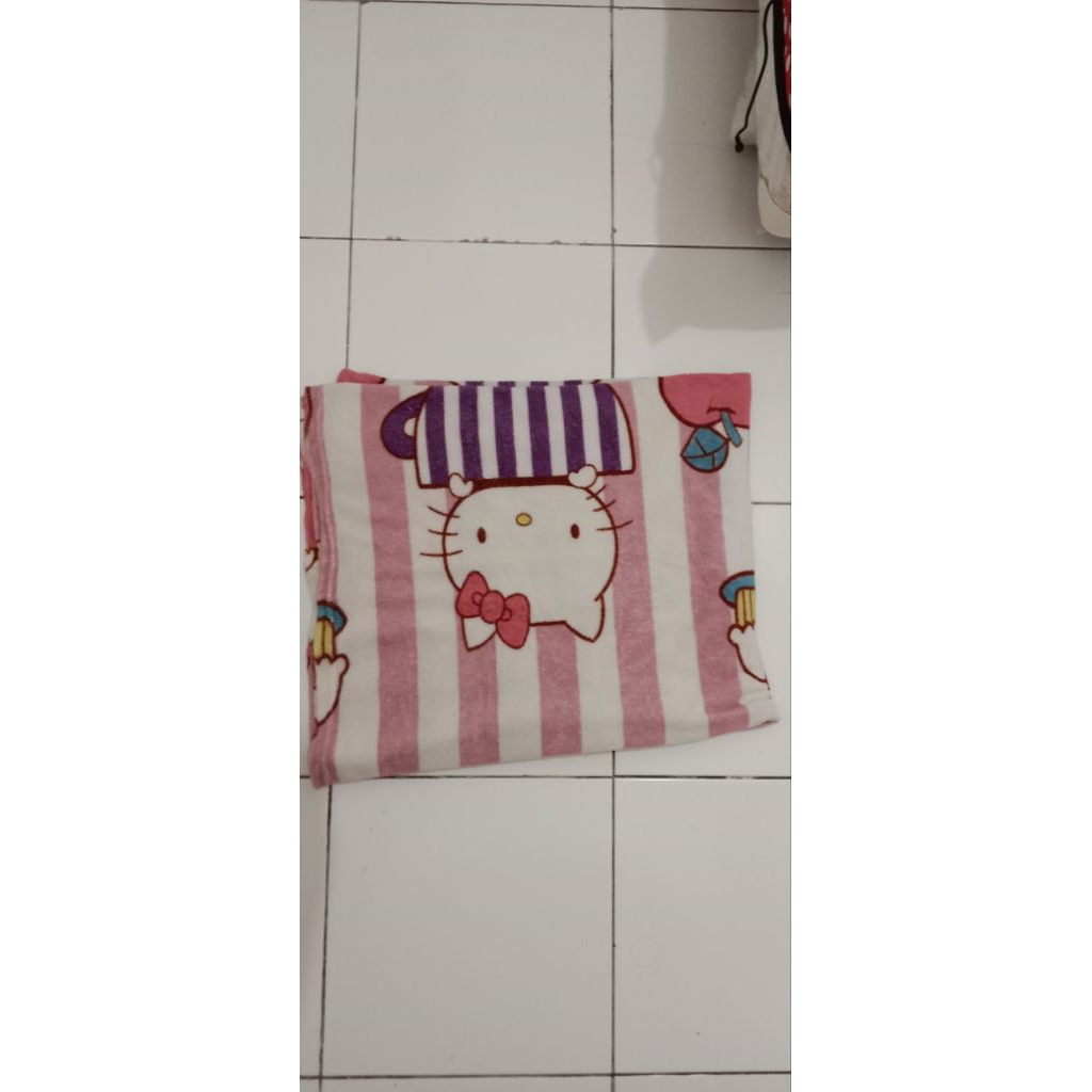 selimut hello kitty