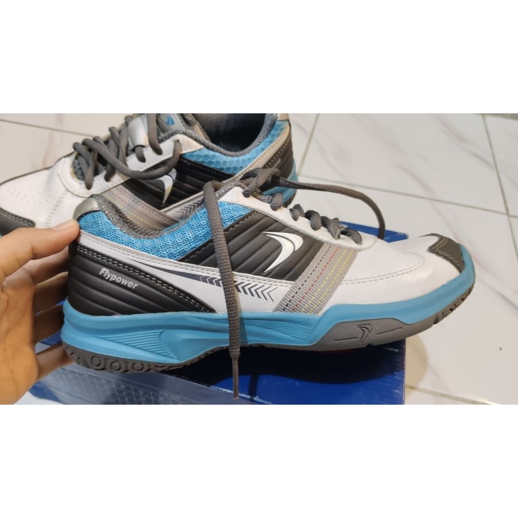 sepatu flypower second/sepatu badminton bekas