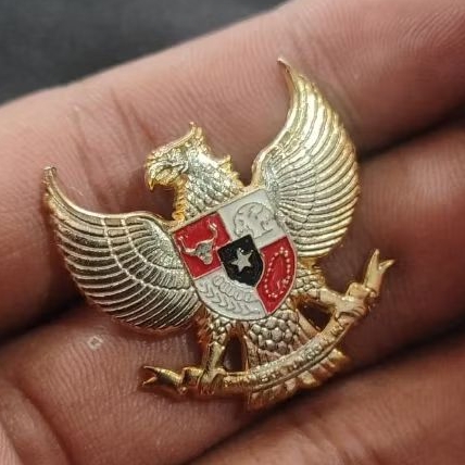 Aksesoris Baju Bross Pin logo Burung Garuda bahan Kuningan Sepuh Emas