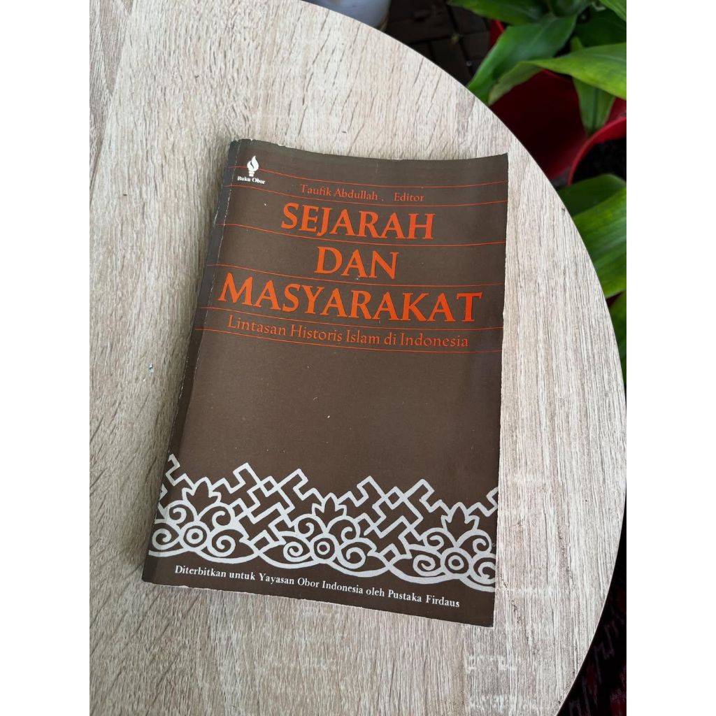 Sejarah dan Masyarakat; Lintasan Historis Islam di IndonesiaKumpulan Tulisan Taufik Abdullah, Harry 