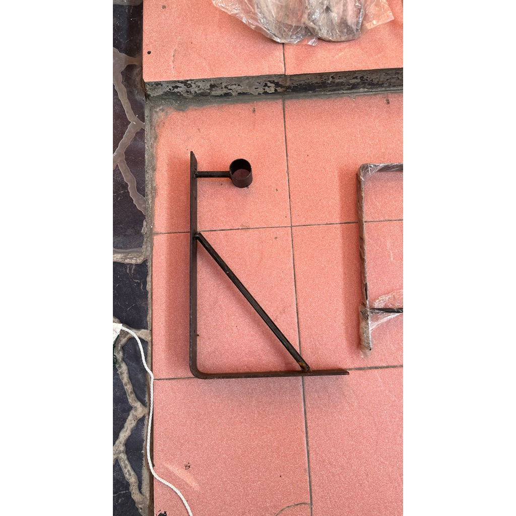 Gantungan Baju Dinding Tempel, Hanger Pakaian Rak Besi Siku Ambalan Lubang Pipa, diagonal besi beton