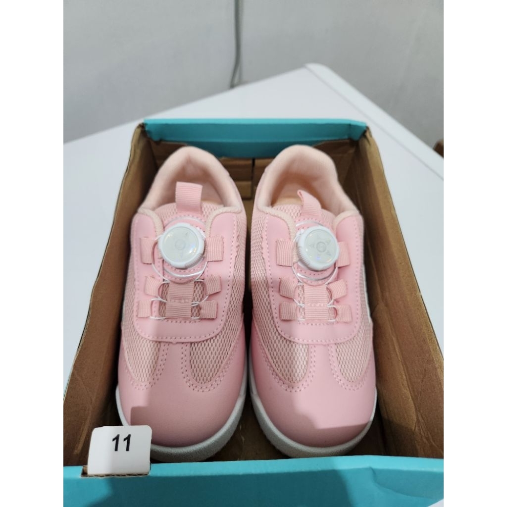 SEPATU ANAK PEREMPUAN MASIH BARU JUAL RUGI