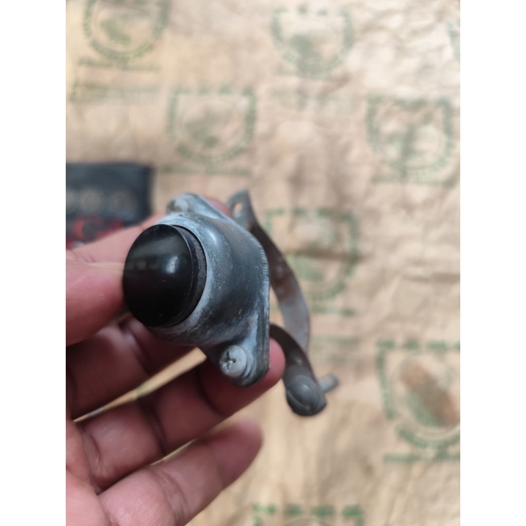 Tombol klakson mobil tua