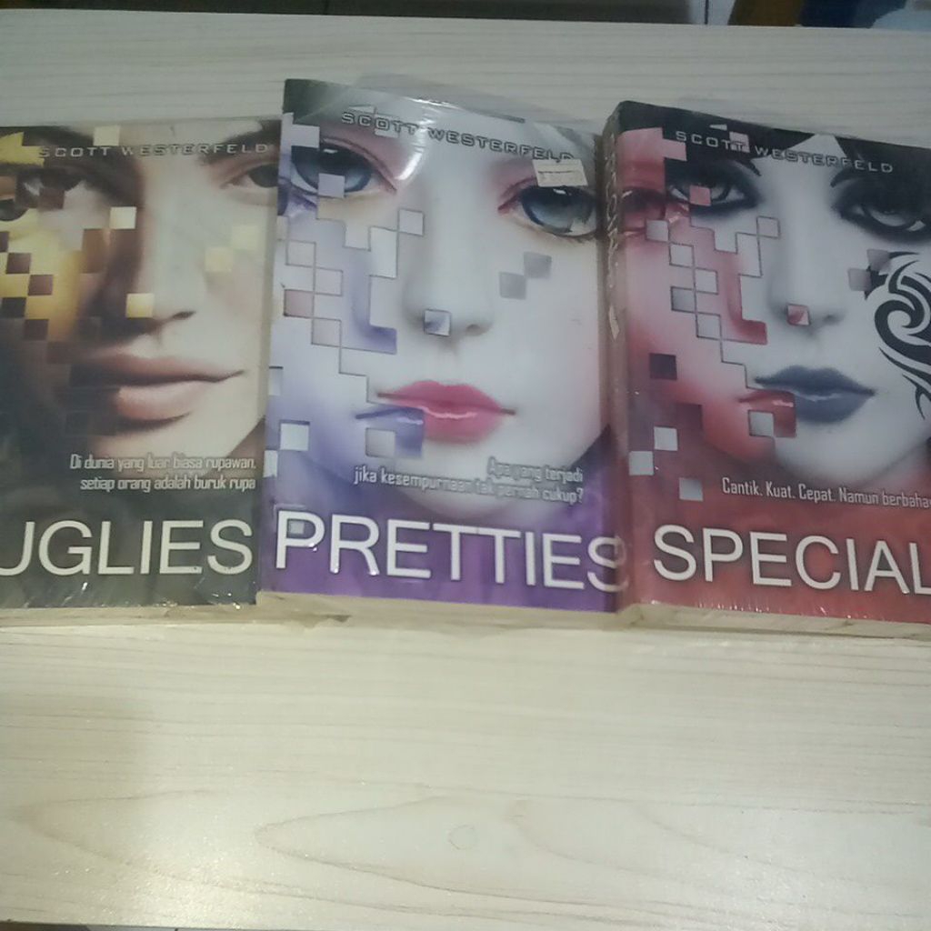 SET Novel Fantasi Trilogi Uglies, Pretties, Specials by Scott Westerfeld Penerbit Matahari