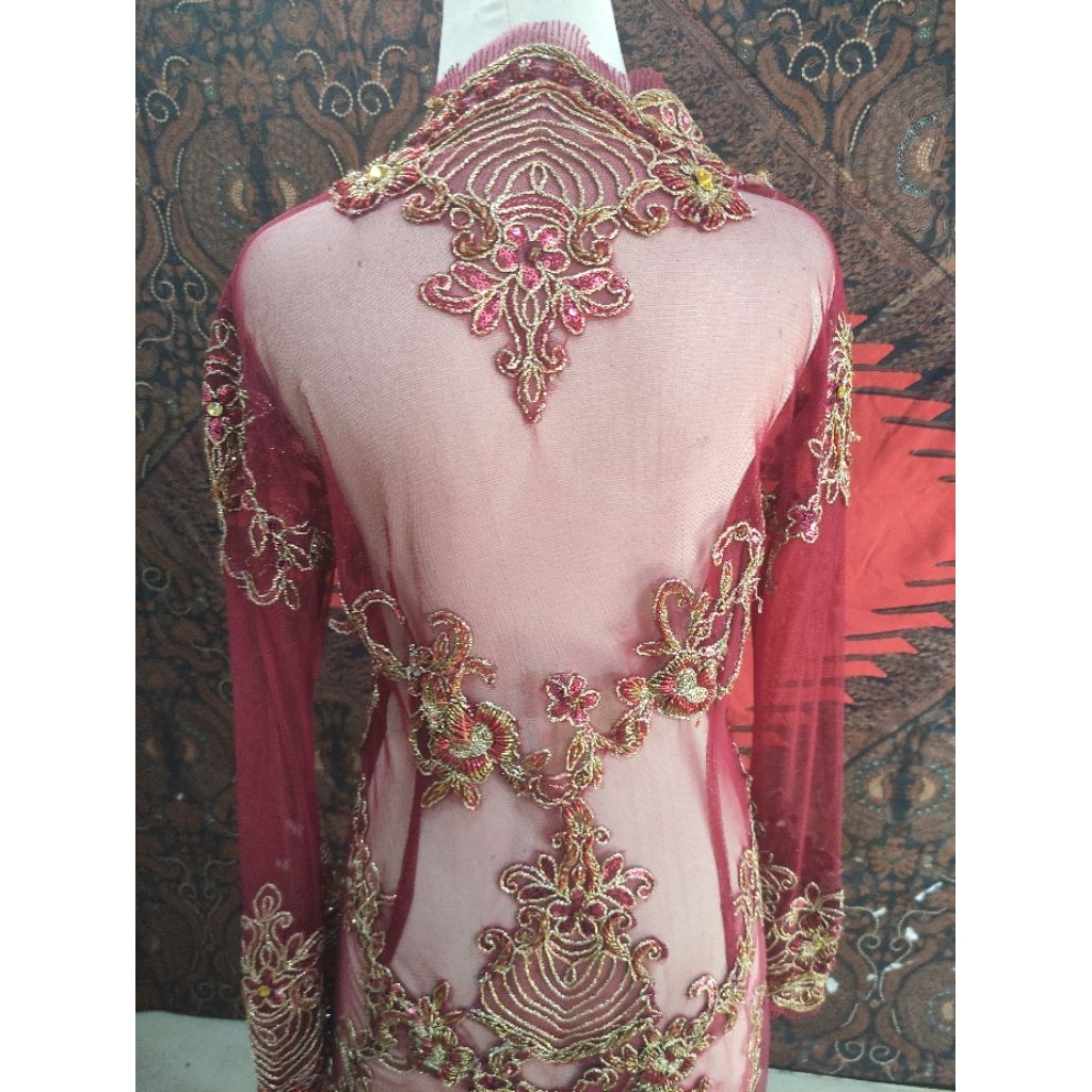 Kebaya pengantin merah marun
