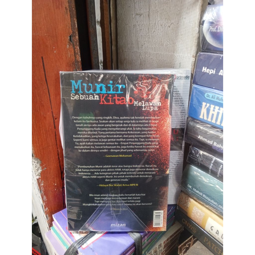 MUNIR SEBUAH KITAB MELAWAN LUPA