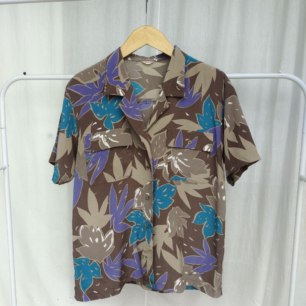 Kemeja Motif Vintage