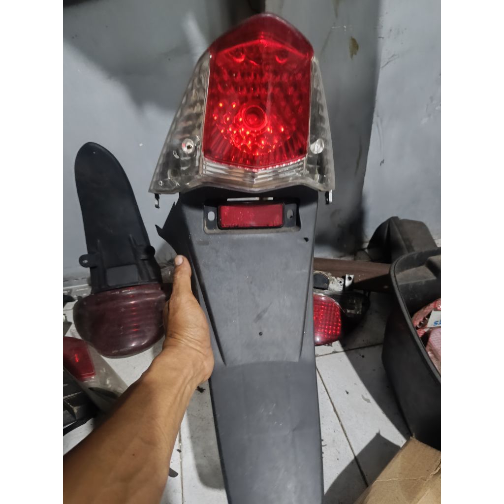 spakbor belakang kymco easy jr set lampu