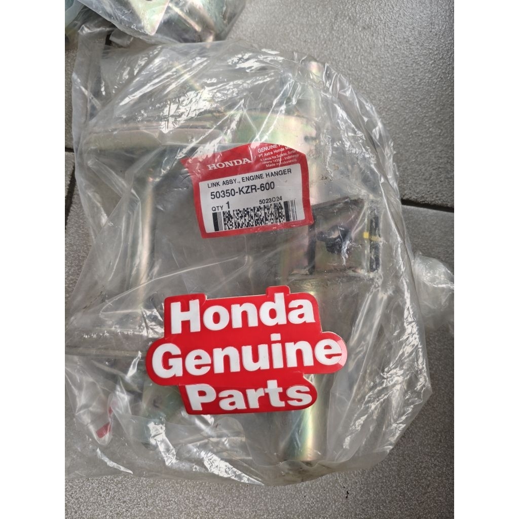 50350KZR600 / LINK ASSY ENGGINE HANGER / LINK ARM VARIO 125 KZR