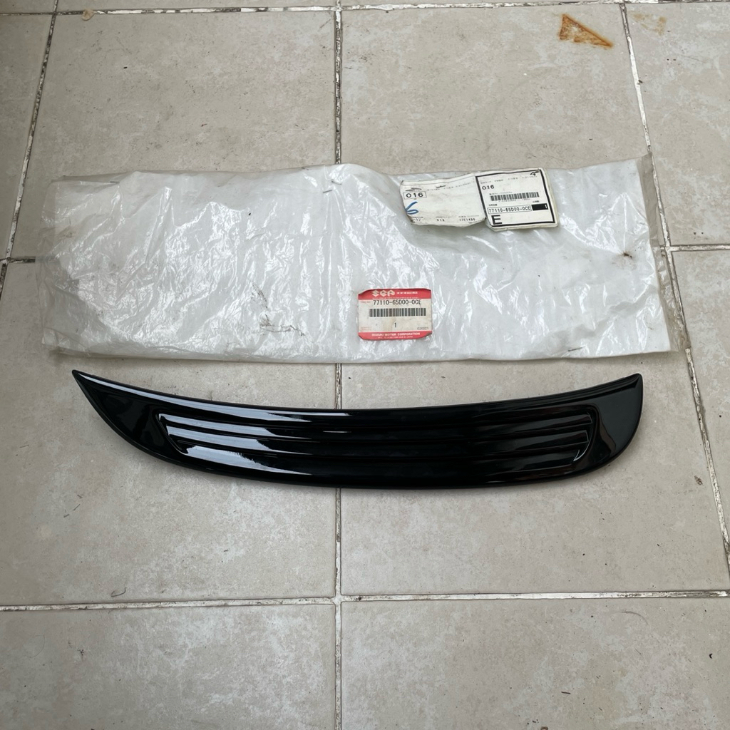 LIS SALURAN KELUAR UDARA KANAN HITAM (GARNISH, AIR OUTLET RH, BLACK) SUZUKI GRAND VITARA / ESCUDO 1.