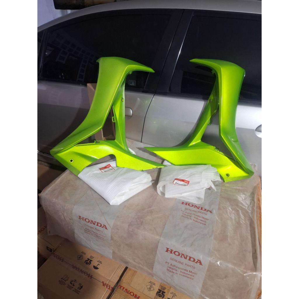 Cover sayap tebeng luar Honda Supra x125 helm in hijau original AHM Honda 64400 64450 KYZ 900 BLG