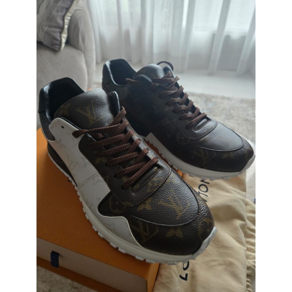 Louis vuitton trainer sneakers
Louis vuitton Trainer brown white
Size LV 0262 8  fit to 41-42
Very g