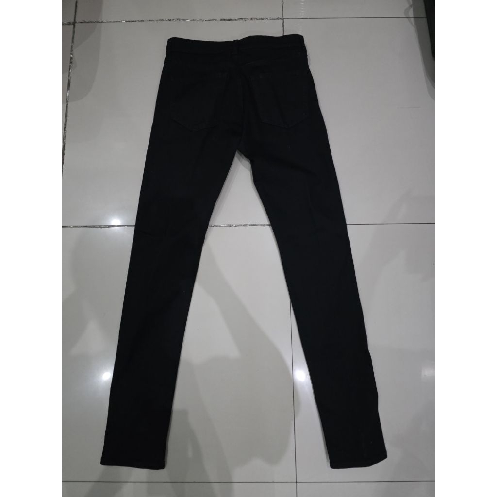 Uniqlo Black jeans. Regular Fit. 100% original. size 31. celana panjang pria warna hitam. 2nd