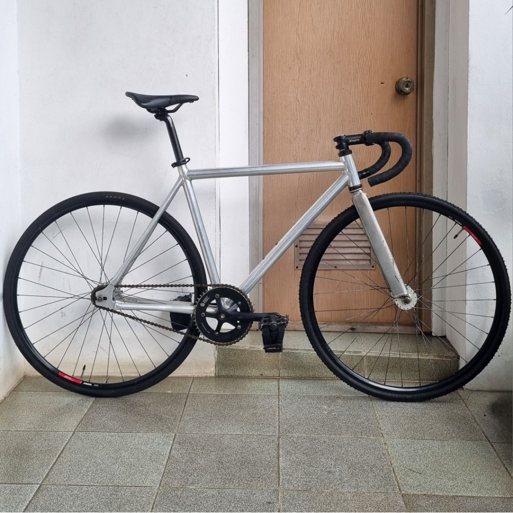 fullbike fixie soloist 71 fork 77. size 52 doltrap second