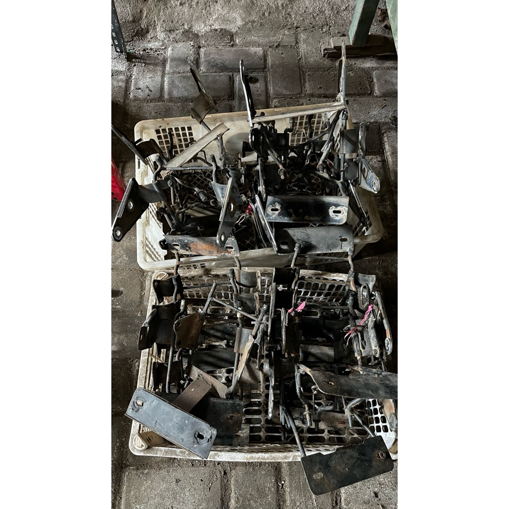 BREAKET SET DUDUKAN LAMPU DEPAN MEGAPRO PRIMUS ORI COPOTAN