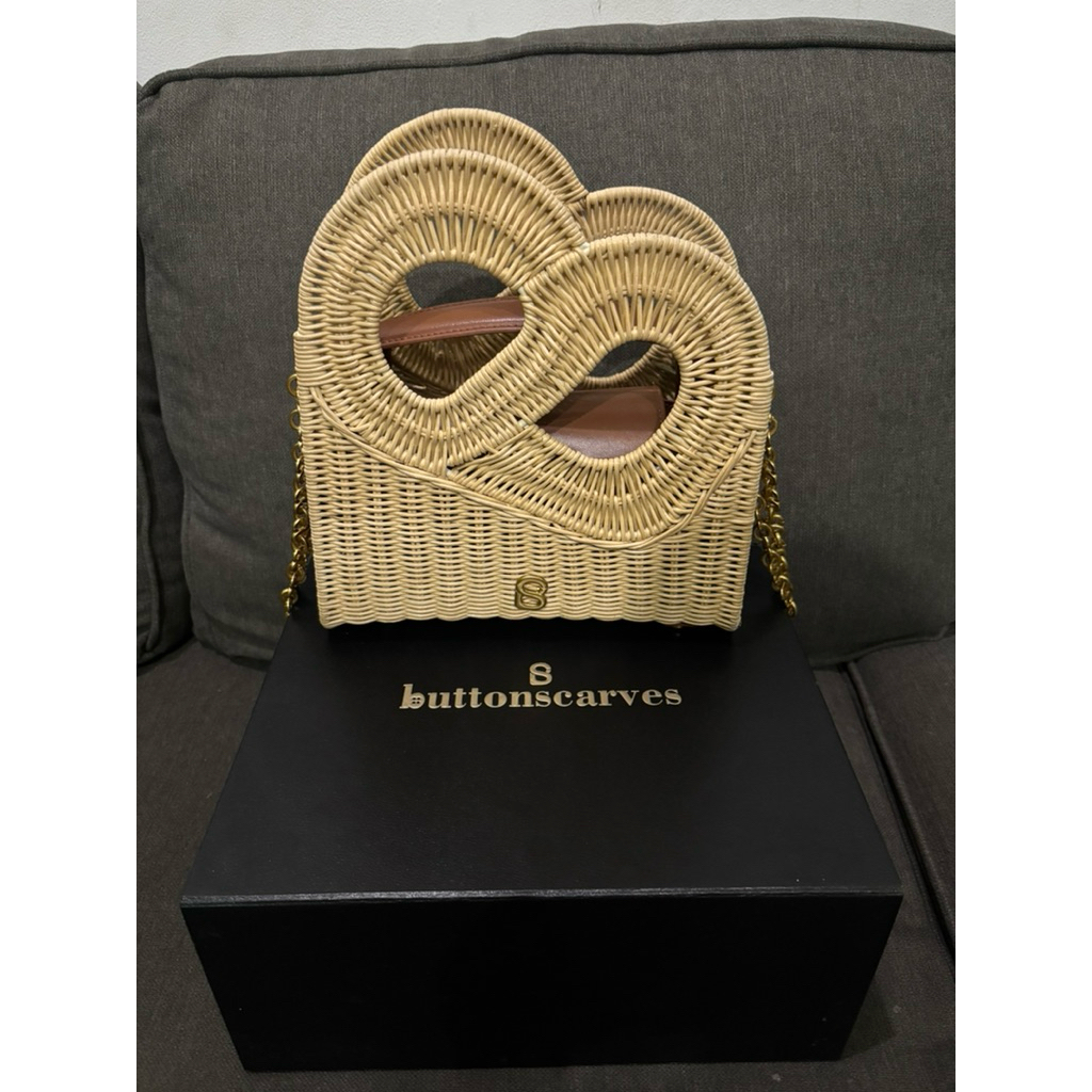 BUTTONSCARVES HOLD ME RATTAN BAG MEDIUM CARAMEL