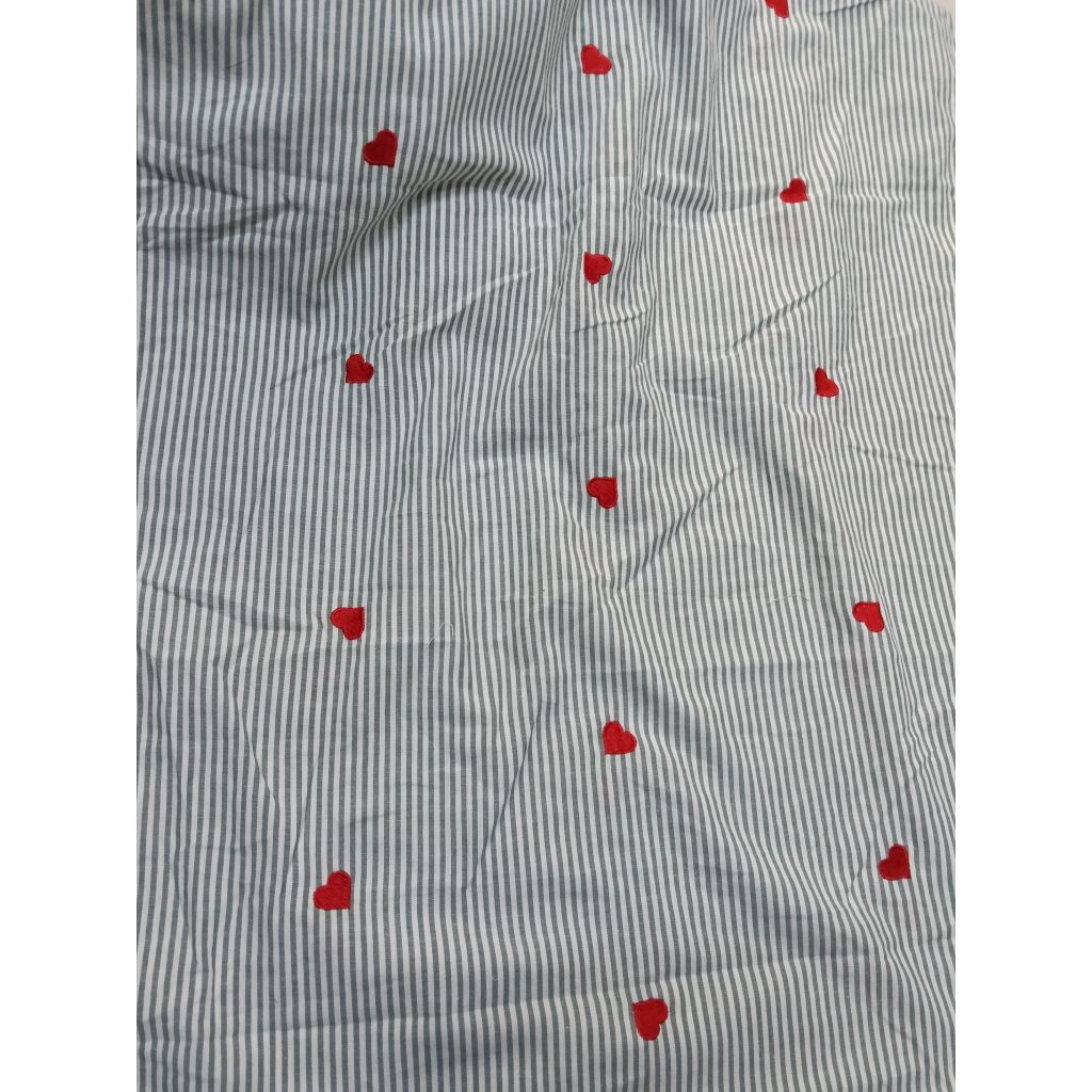 KAIN KATUN KOTAK BORDIR MOTIF LOVE MERAH WARNA DASAR SALUR PUTIH ABU ABU