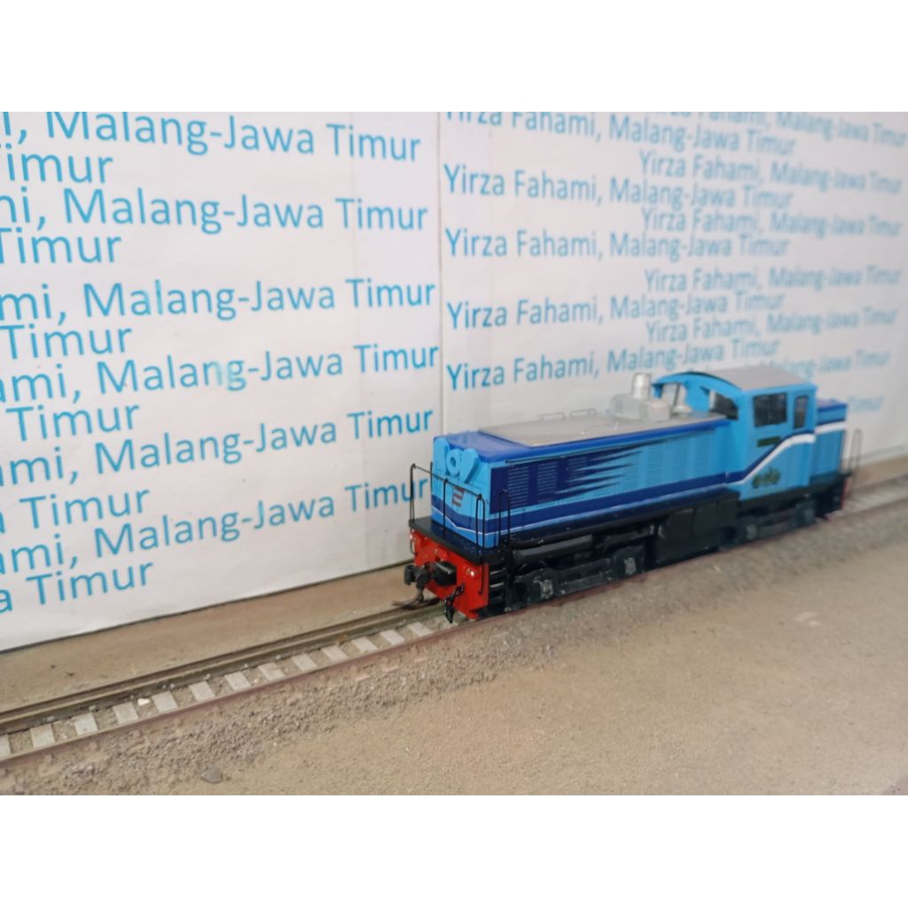 Miniatur Lokomotif Kereta Api Indonesia B300 Dummy (tanpa mesin)