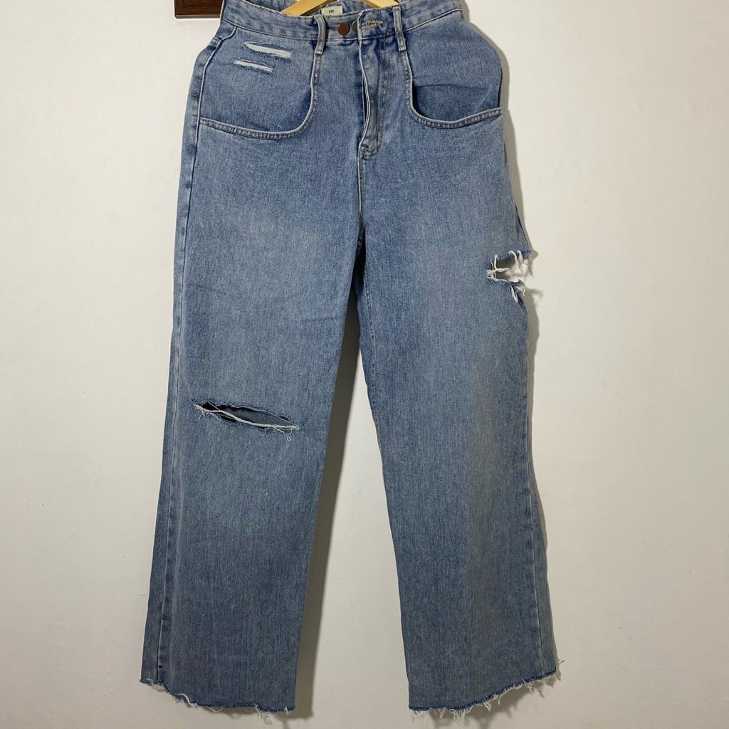 Preloved ripped jeans