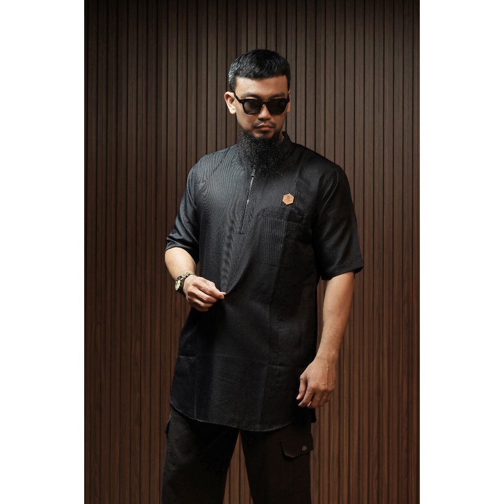 Kurta Azis by Al Amwa Premium | Kurta Dewasa Lengan Pendek Hitam Polos Resleting