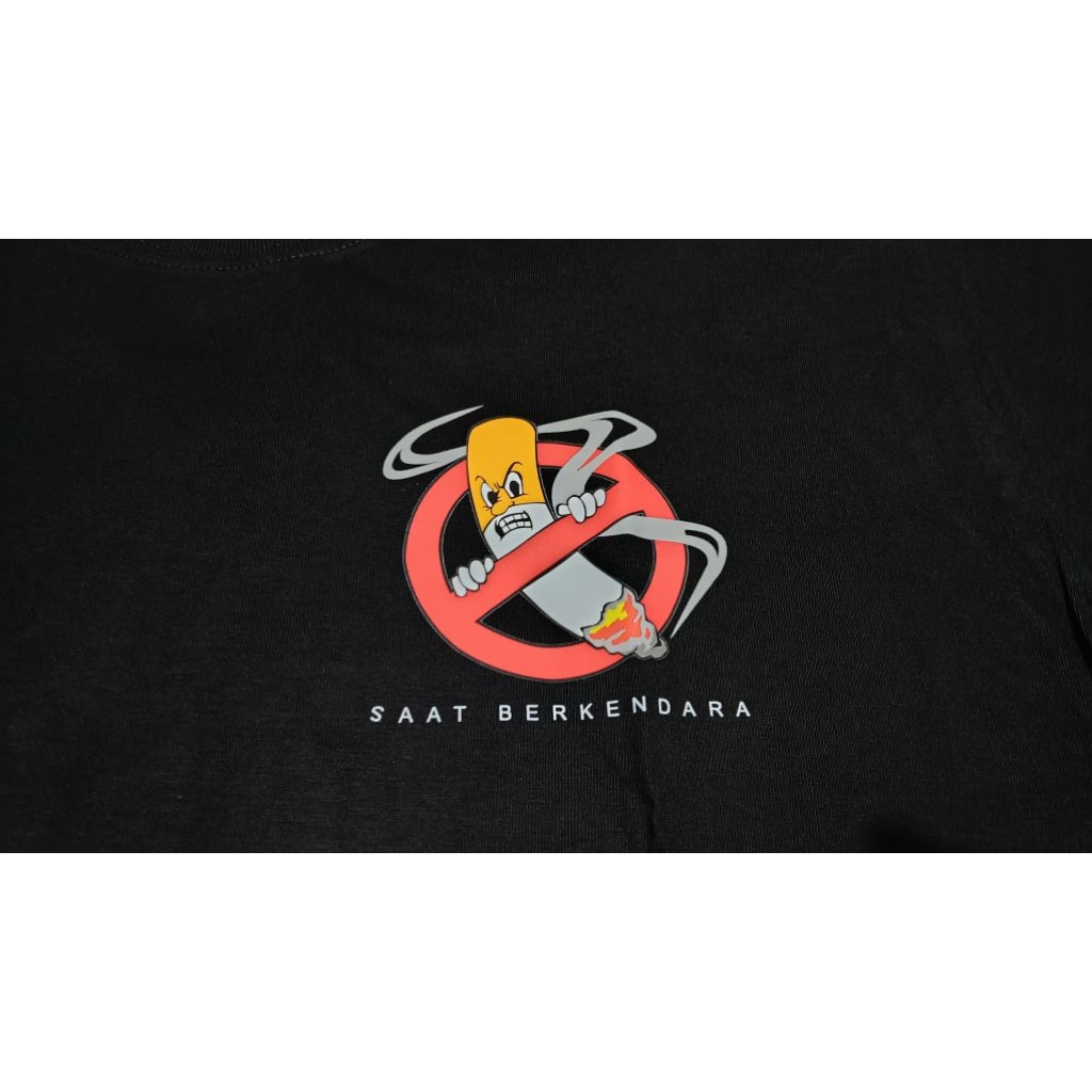Kaos Sablon Dilarang Merokok saat berkendara.