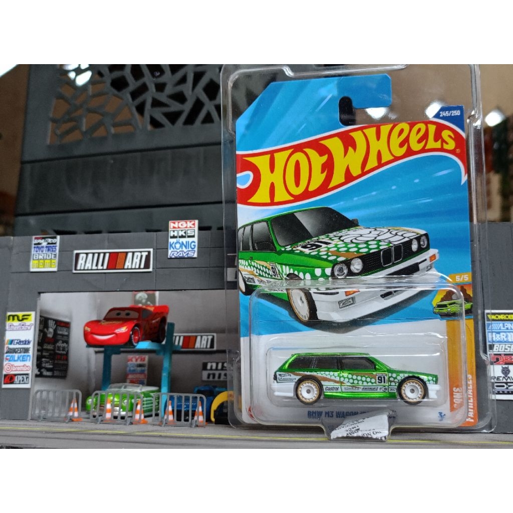 Hot Wheels Super Treasure Hunt BMW M3 Wagon/Remorque dan Bonus Protektor