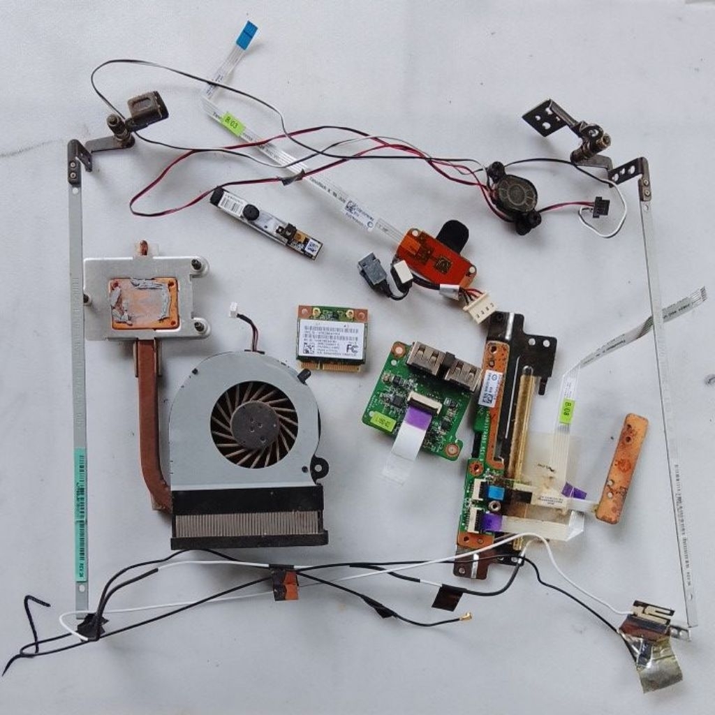 Part Laptop Toshiba Satelite L735 Engsel Fan Frosesor, Wifi Card, Webcam, Board USB, Speaker, Switch