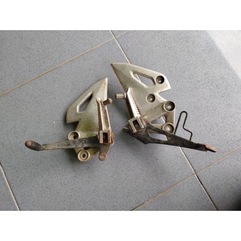 footstep step depan suzuki gsx R 150 original bekas copotan