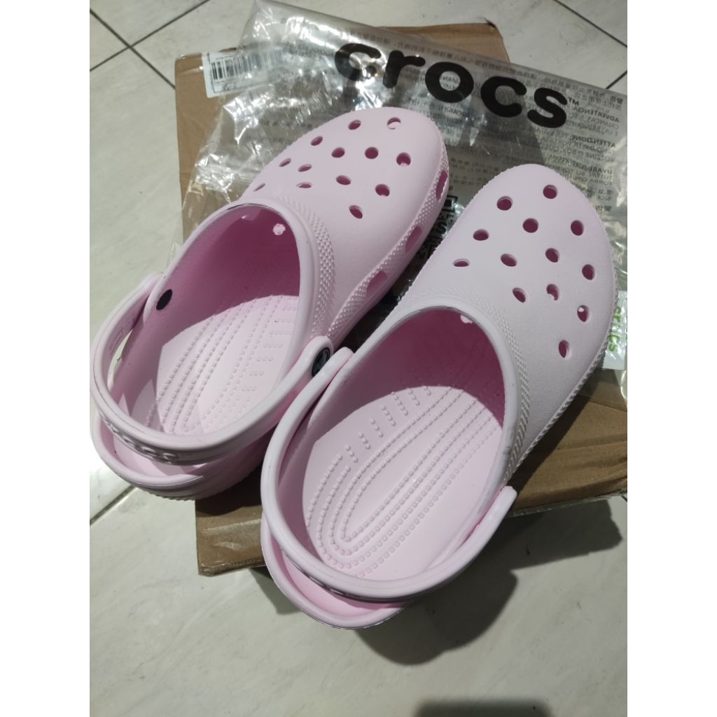 ORIGINAL CROCS CLASSIC CLOG KIDS PINK MILK dari OFFICIAL STORE SHOPEE CROCS size/ukuran J6 (38-39).