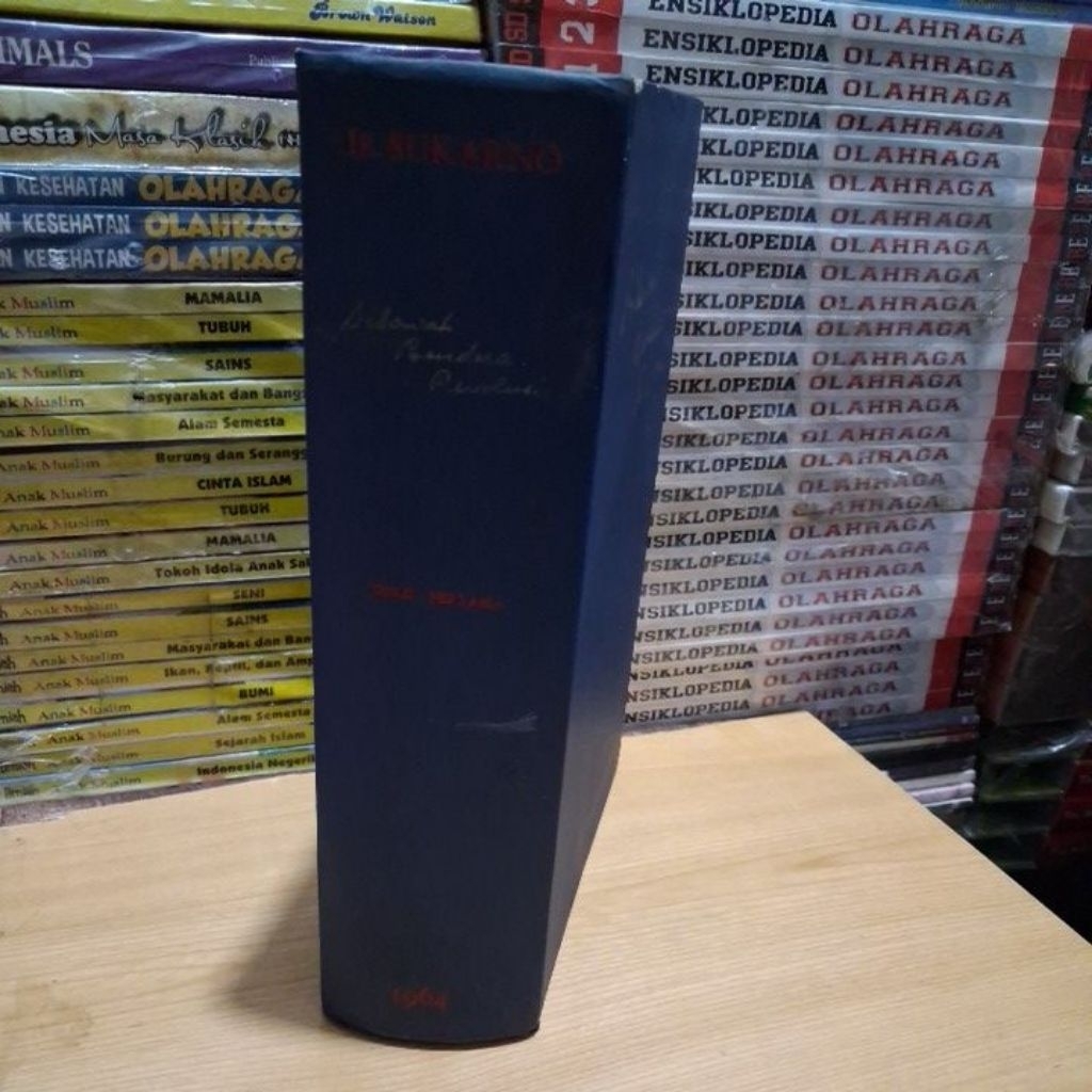 Buku Original Dibawah Bendara Revolusi Oleh : IR. sukarno DJILID PERTAMA TJETAKAN KETIGA Penerbit DI