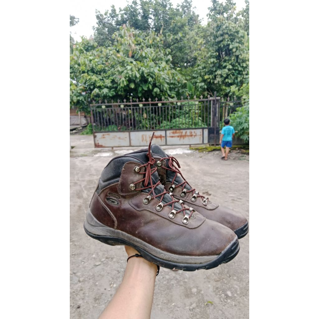 sepatu outdor hi tec size 45