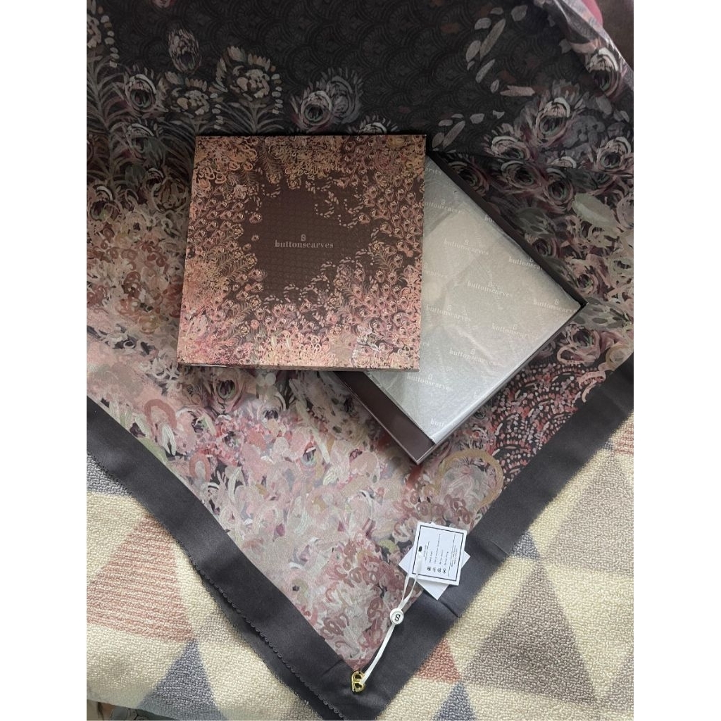 Buttonscarves Ederra Raisin XL Syari