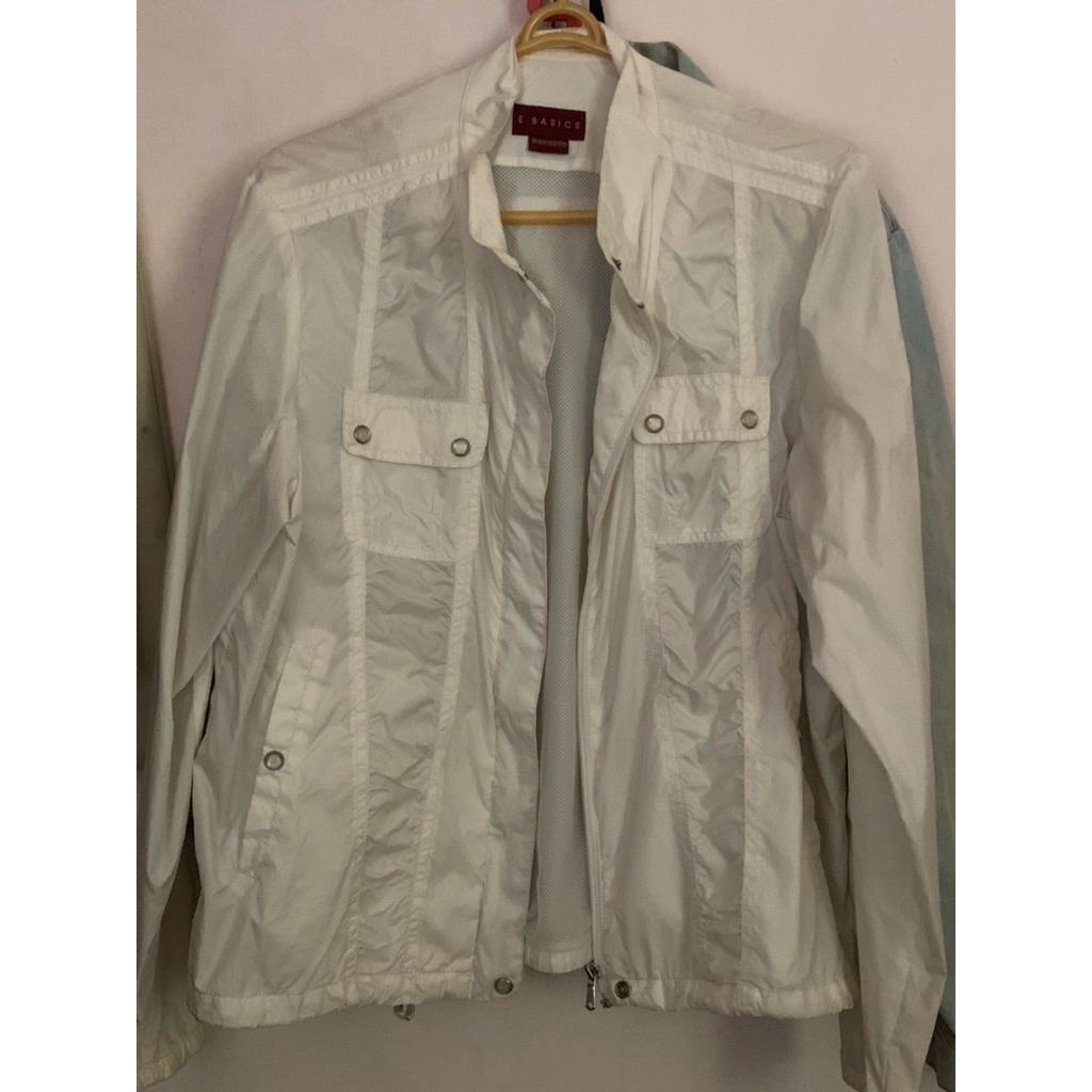 Jaket putih parasut
