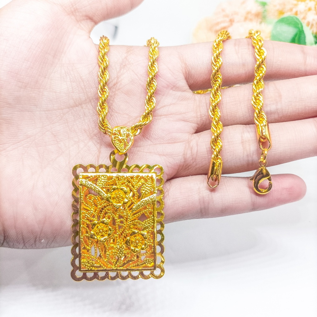 Kalung mewah berlapis emas 24 karat dengan liontin medali emas.