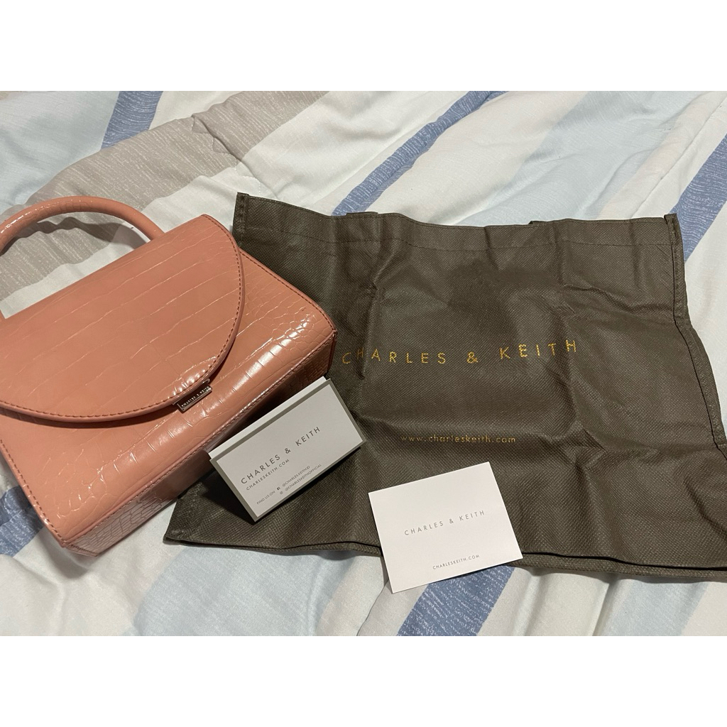 TAS SELEMPANG CHARLES AND KEITH