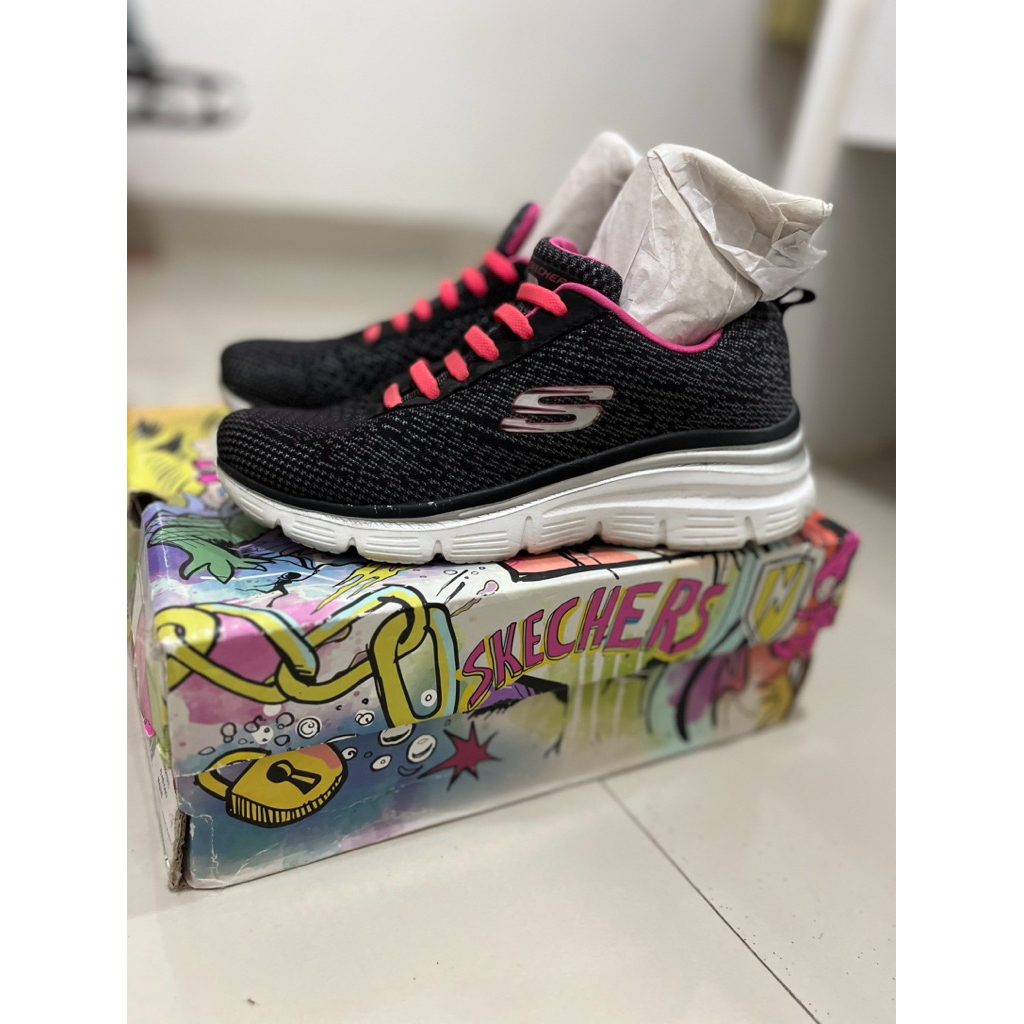 Preloved sepatu skechers cewe memory foam