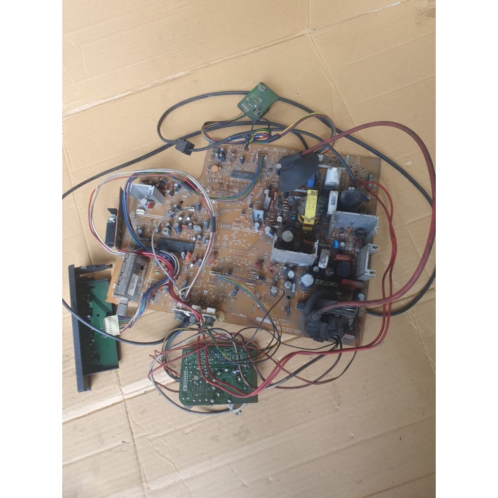 mesin tv AKARI 20inch semi copotan tv