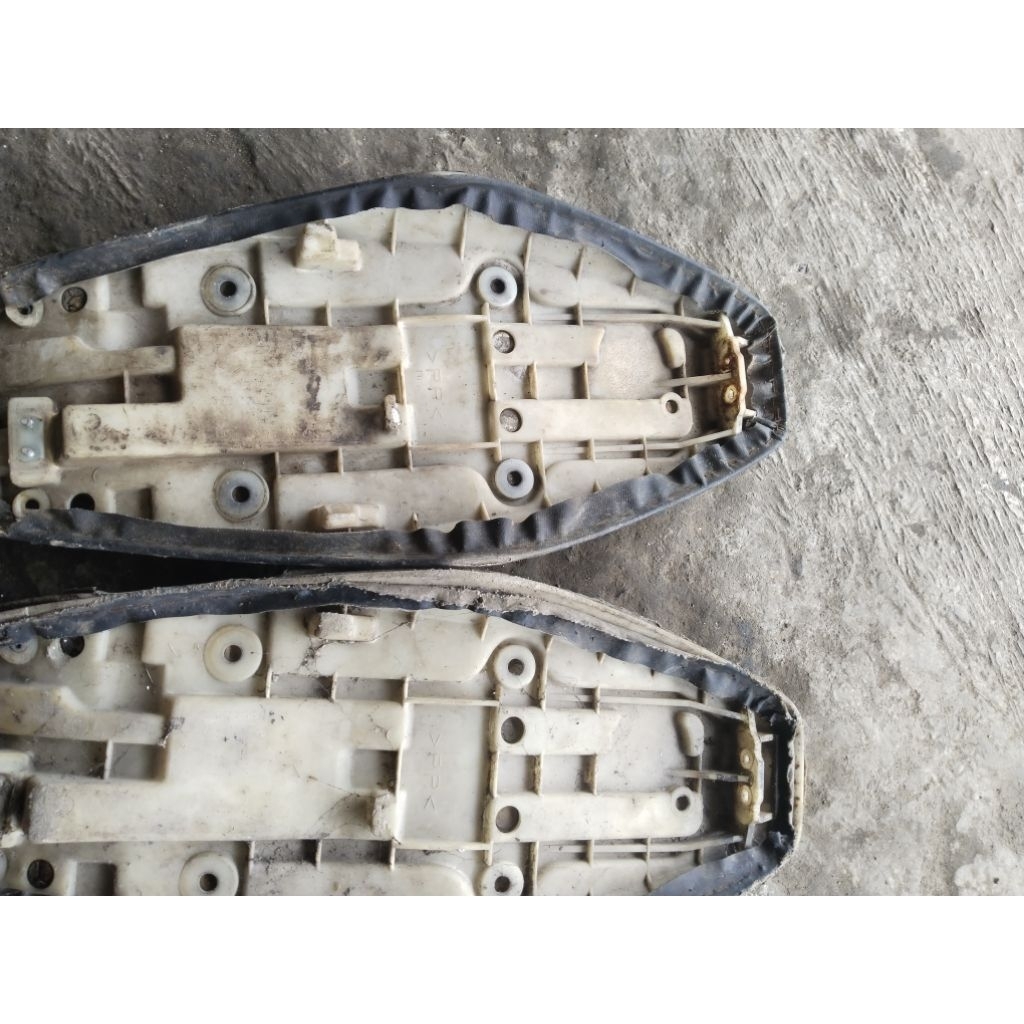 plastik jok/tatakan/jok motor f1zr 4us original copotan