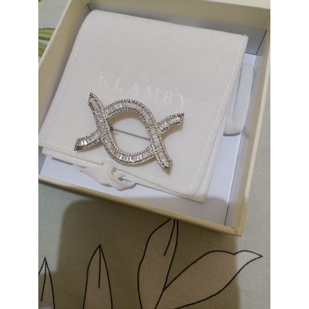 NEW_BROOCH Wearing Klamby_Silver