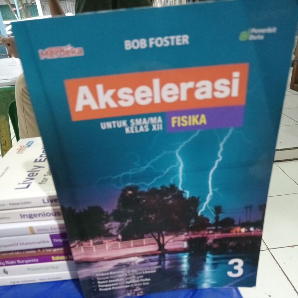 AKSELERASI FISIKA UNTUK SMA KELAS XII KURIKULUM MERDEKA(Bob Foster) Buku bekas