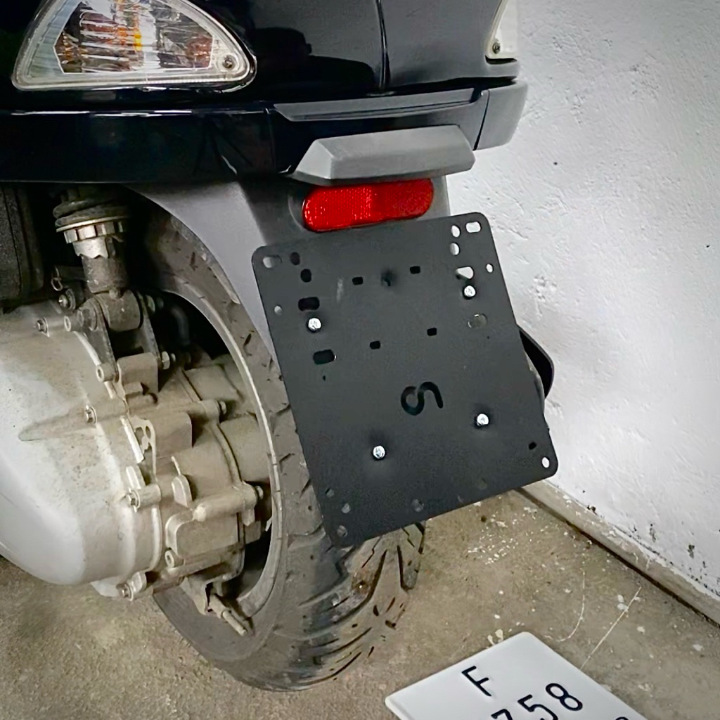 Dudukan plat nomor besi untuk vespa matic LX,S,Sprint ,Primavera ,GTS,Zip, Dan motor Jepangan