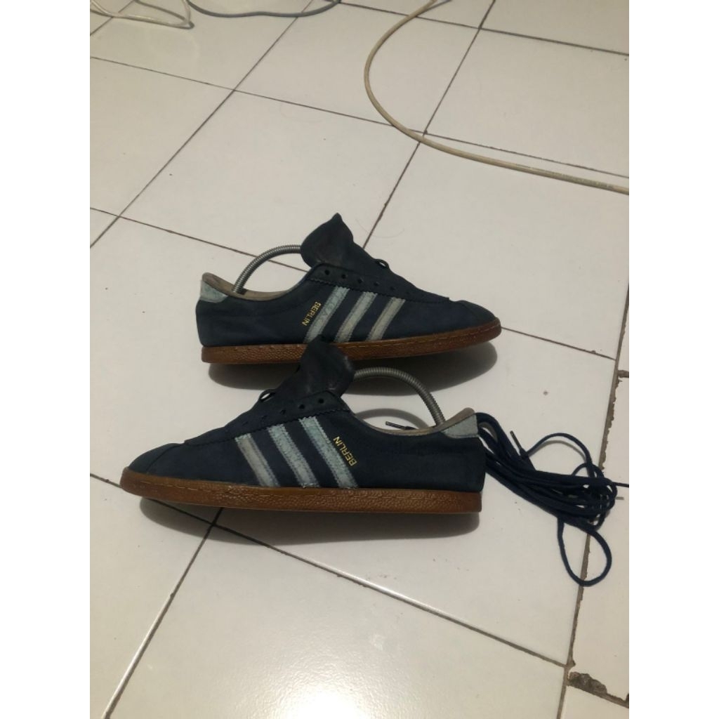 Sepatu Garis 3 berlin
