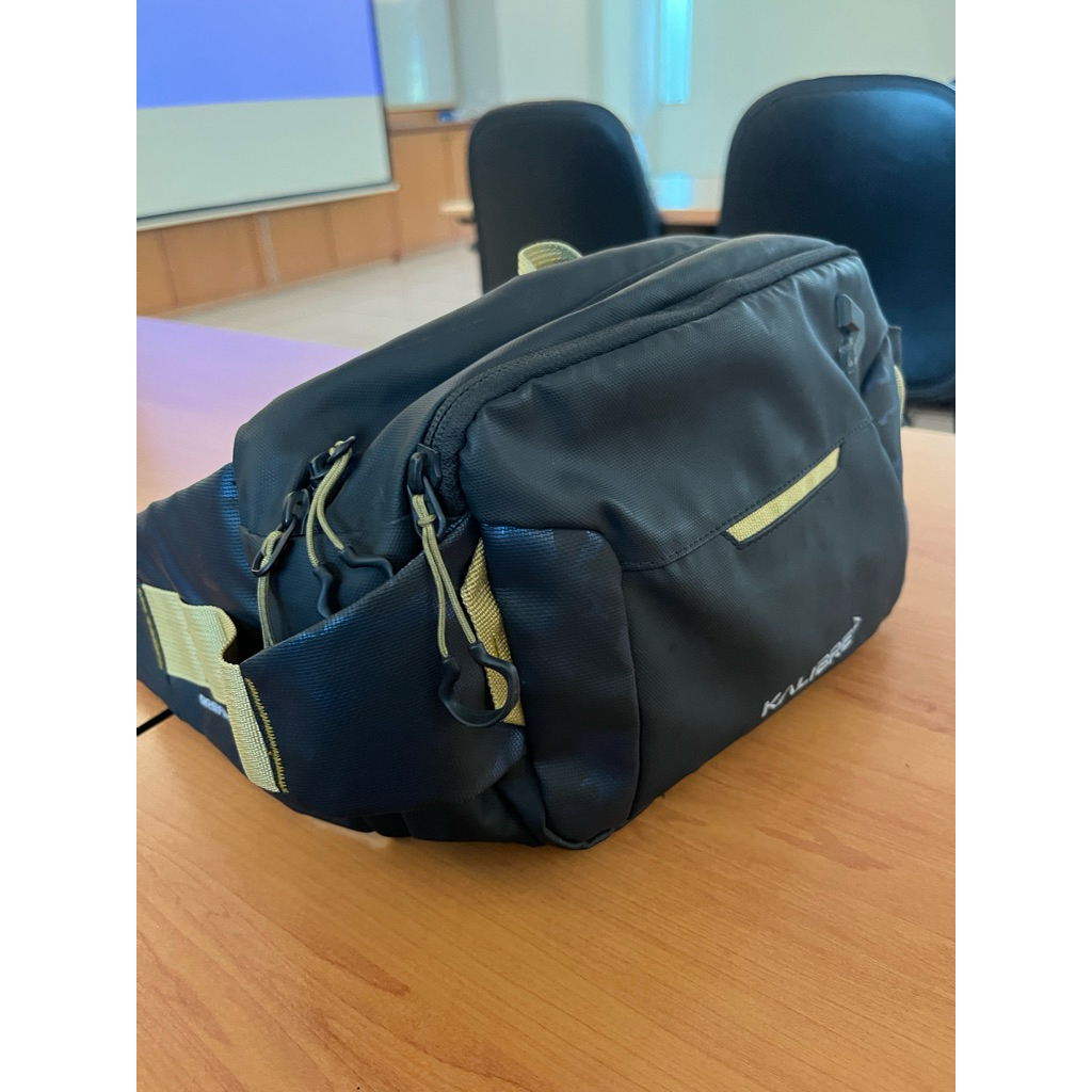Tas Selempang Kalibre - Desain Elegan, Anti Air, dan Kapasitas Besar