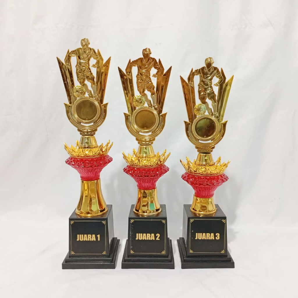 Piala Sepak Bola Satu Set Cup Asbak  Merah Kombinasi Mahkota